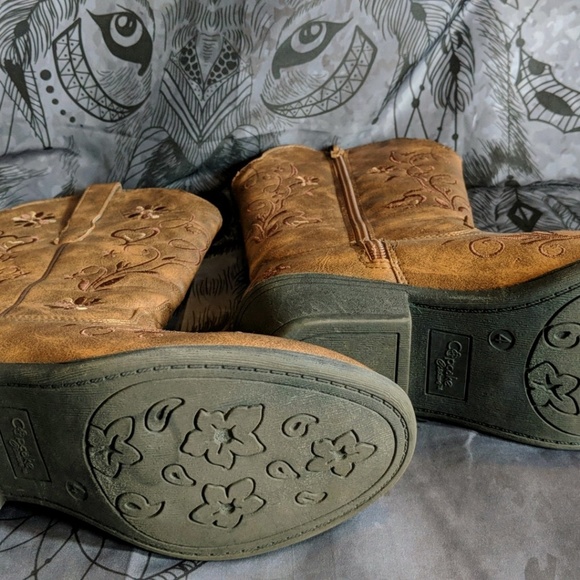 Boot - Picture 4 of 8